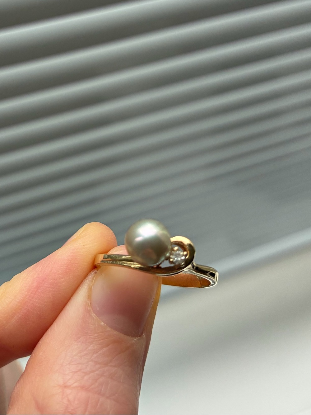Vintage Elegant Gold Ring with Pearl and Diamond - Picture 5 of 6